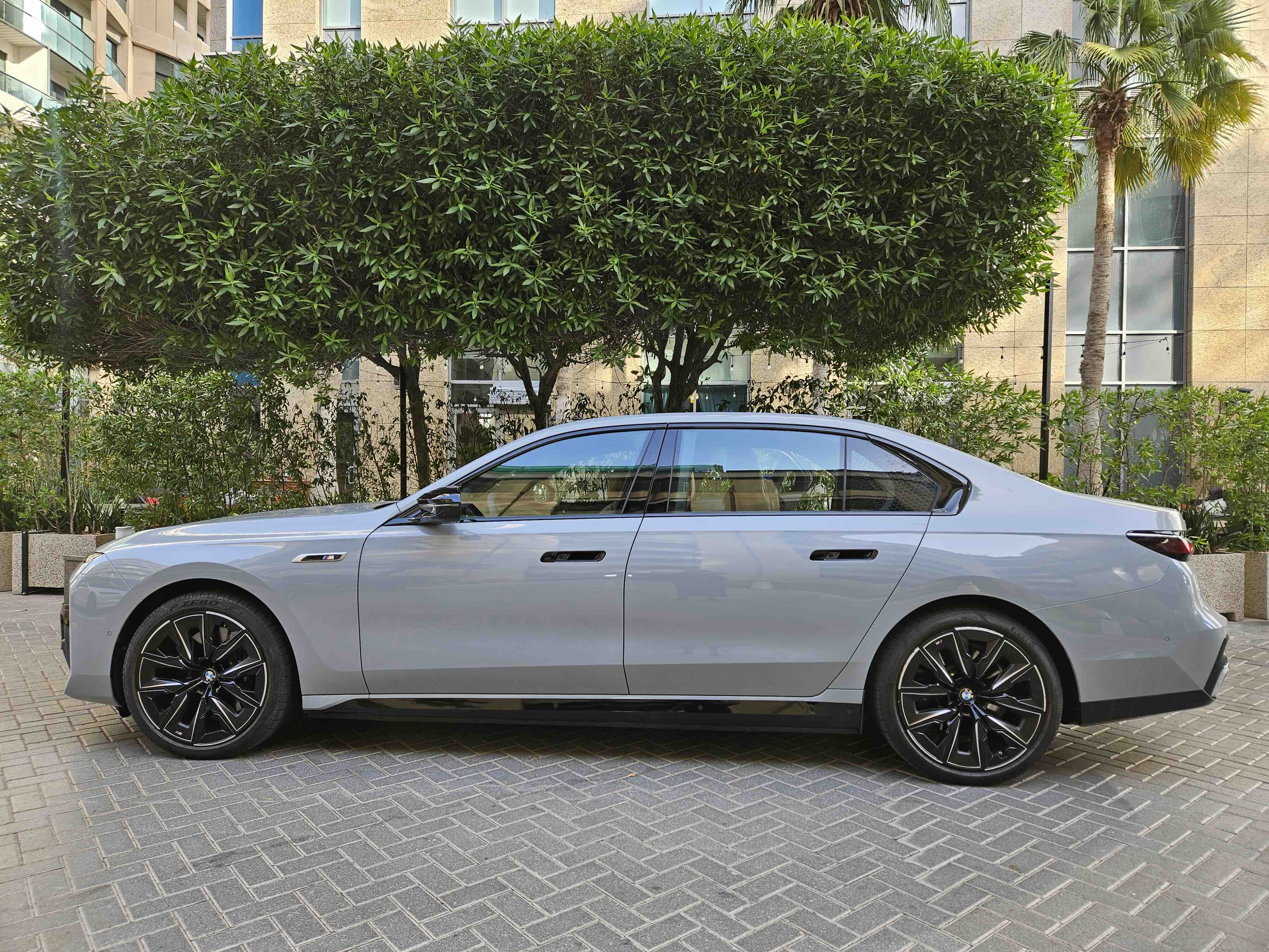 Luxury Electric Mobility: 2024 BMW i7 – All about wheels